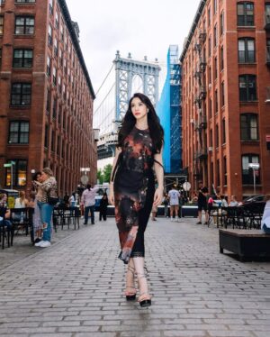 Melanie Berentz Instagram - Spotted in Dumbo 🌉
Photo by @sweet.escape 
Use my promo code ‘MELANIE10’ for 10% off   10 extra photos for photoshoot in all destinations! 📸✨

I’m wearing Hayati One Set from @riantybatik’s NYFW Ready-to-Wear collection 🖤

#Dumbo #Brooklyn #NewYorkCity #NewYork