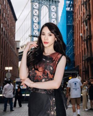Melanie Berentz Instagram - Spotted in Dumbo 🌉
Photo by @sweet.escape 
Use my promo code ‘MELANIE10’ for 10% off   10 extra photos for photoshoot in all destinations! 📸✨

I’m wearing Hayati One Set from @riantybatik’s NYFW Ready-to-Wear collection 🖤

#Dumbo #Brooklyn #NewYorkCity #NewYork