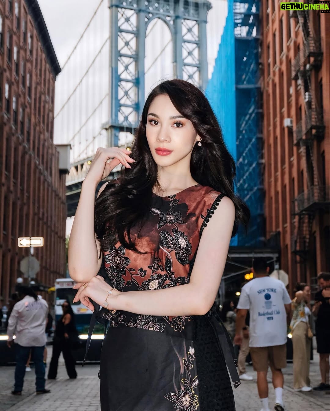 Melanie Berentz - 3 Likes - Spotted in Dumbo 🌉
Photo by @sweet.escape
Use my promo code ‘MELANIE10’ for 10% off 10 extra photos for photoshoot in all destinations! 📸✨
I’m wearing Hayati One Set from @riantybatik’s NYFW Ready-to-Wear collection 🖤
#Dumbo #Brooklyn #NewYorkCity #NewYork