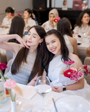 Melanie Berentz Instagram - A captivating and seductive fragrance that exudes bold, dark feminine energy—Chloé L’Eau de Parfum Intense is my secret to leaving a lasting impression. This fragrance is a pretty raspberry and rose dominant perfume that dries down to a soft and subtle cashmeran and woody scent 🌹 @chloe @luxasia.idn #ChloéParfums #WeAreChloé