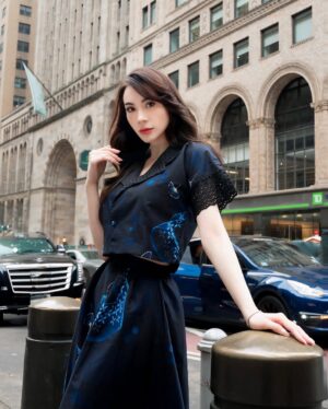 Melanie Berentz Instagram - Happy National Batik Day 🇮🇩🤍
I’m wearing this ‘BENING’ one set by @riantybatik NYFW Ready-to-Wear Collection, one of my favorite batik pieces by far! 💙

Photo by @sifrahewis