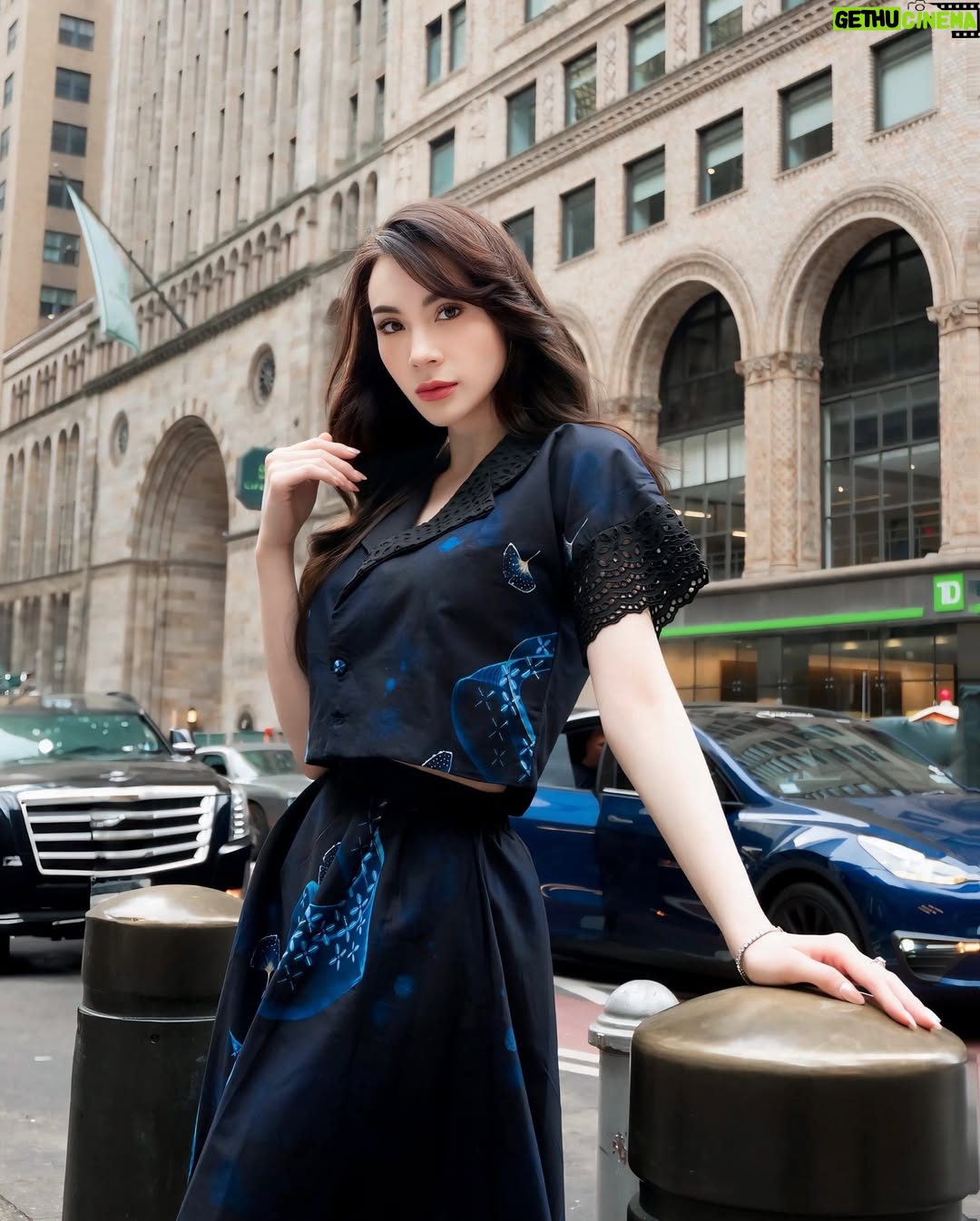 Melanie Berentz - 3 Likes - Happy National Batik Day 🇮🇩🤍
I’m wearing this ‘BENING’ one set by @riantybatik NYFW Ready-to-Wear Collection, one of my favorite batik pieces by far! 💙
Photo by @sifrahewis
