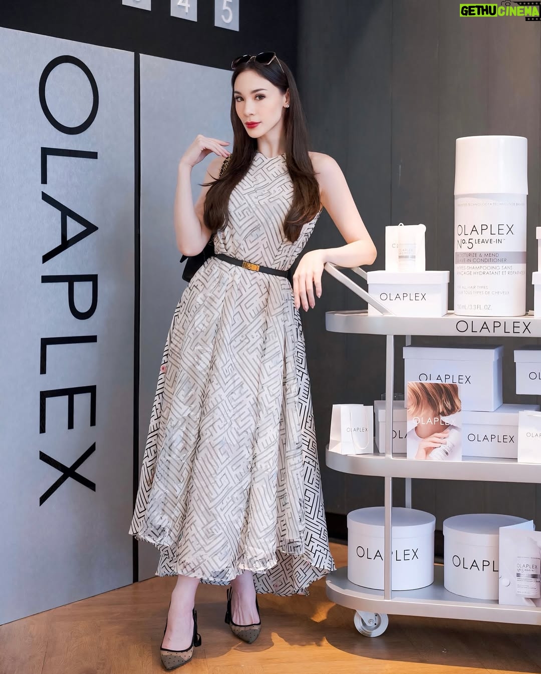 Melanie Berentz - 3 Likes - Say goodbye to split ends 💁🏻♀️✨ With Olaplex Nº.5 Moisturize & Mend Leave-In Conditioner, instantly eliminate frizz, breakage and dryness—because effortlessly gorgeous hair is a non-negotiable! 🖤 @olaplex.indonesia @luxasia.idn #olaplex #sealsplitendsnow
Wearing @ts.the.label @titiessapoetra