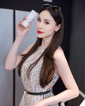 Melanie Berentz Instagram - Say goodbye to split ends 💁🏻‍♀️✨ With Olaplex Nº.5 Moisturize & Mend Leave-In Conditioner, instantly eliminate frizz, breakage and dryness—because effortlessly gorgeous hair is a non-negotiable! 🖤 @olaplex.indonesia @luxasia.idn #olaplex #sealsplitendsnow 

Wearing @ts.the.label @titiessapoetra