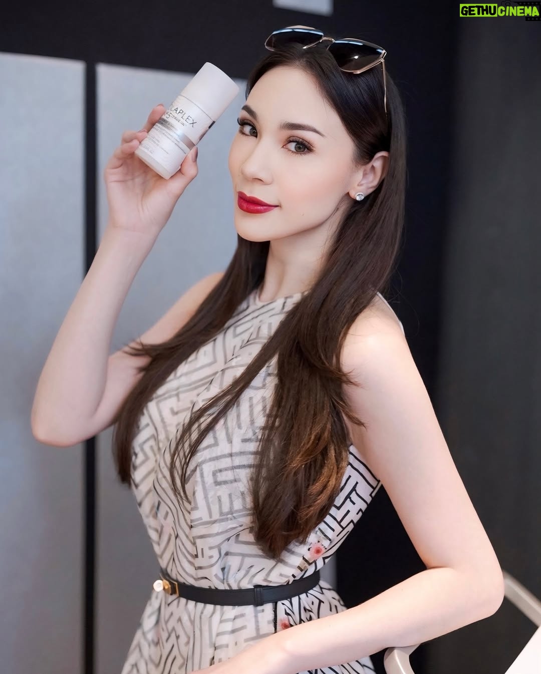 Melanie Berentz - 3 Likes - Say goodbye to split ends 💁🏻♀️✨ With Olaplex Nº.5 Moisturize & Mend Leave-In Conditioner, instantly eliminate frizz, breakage and dryness—because effortlessly gorgeous hair is a non-negotiable! 🖤 @olaplex.indonesia @luxasia.idn #olaplex #sealsplitendsnow
Wearing @ts.the.label @titiessapoetra