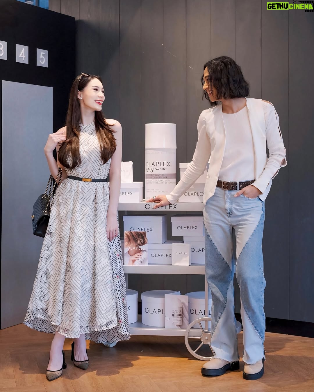 Melanie Berentz - 3 Likes - Say goodbye to split ends 💁🏻♀️✨ With Olaplex Nº.5 Moisturize & Mend Leave-In Conditioner, instantly eliminate frizz, breakage and dryness—because effortlessly gorgeous hair is a non-negotiable! 🖤 @olaplex.indonesia @luxasia.idn #olaplex #sealsplitendsnow
Wearing @ts.the.label @titiessapoetra