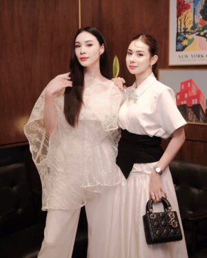 Melanie Berentz Instagram - Iftar Soirée with @avgal_collection @pennjakarta @titiessapoetra 🤍🤍