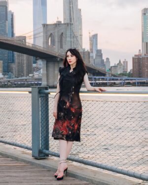 Melanie Berentz Instagram - Left my ❤️ in the big 🍎 
As an Indonesian, I’m proud to be wearing @riantybatik’s Ready-to-Wear collection for NYFW and during my trip there. This particular dress symbolizes the EARTH element through the cultural diversity of the archipelago in Indonesia 🇮🇩 

Captured by @sweet.escape 📸 Use my promo code ‘MELANIE10’ for 10% off   10 extra photos for photoshoot in all destinations!