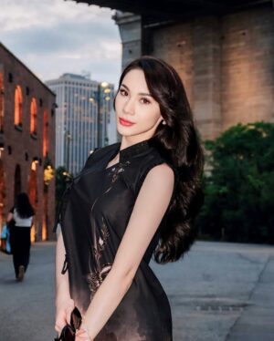 Melanie Berentz Instagram - Left my ❤️ in the big 🍎 
As an Indonesian, I’m proud to be wearing @riantybatik’s Ready-to-Wear collection for NYFW and during my trip there. This particular dress symbolizes the EARTH element through the cultural diversity of the archipelago in Indonesia 🇮🇩 

Captured by @sweet.escape 📸 Use my promo code ‘MELANIE10’ for 10% off   10 extra photos for photoshoot in all destinations!