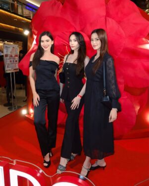 Melanie Berentz Instagram - Celebrating the launch of the NEW Ultimune Power Infusing Serum 4.0 ♥️ Love how @shiseido_indonesia continues to innovate and empower us to achieve freedom from age! 

📍 Atrium Pondok Indah Mall 2

#Shiseido #ShiseidoUltimune #FreedomFromAge