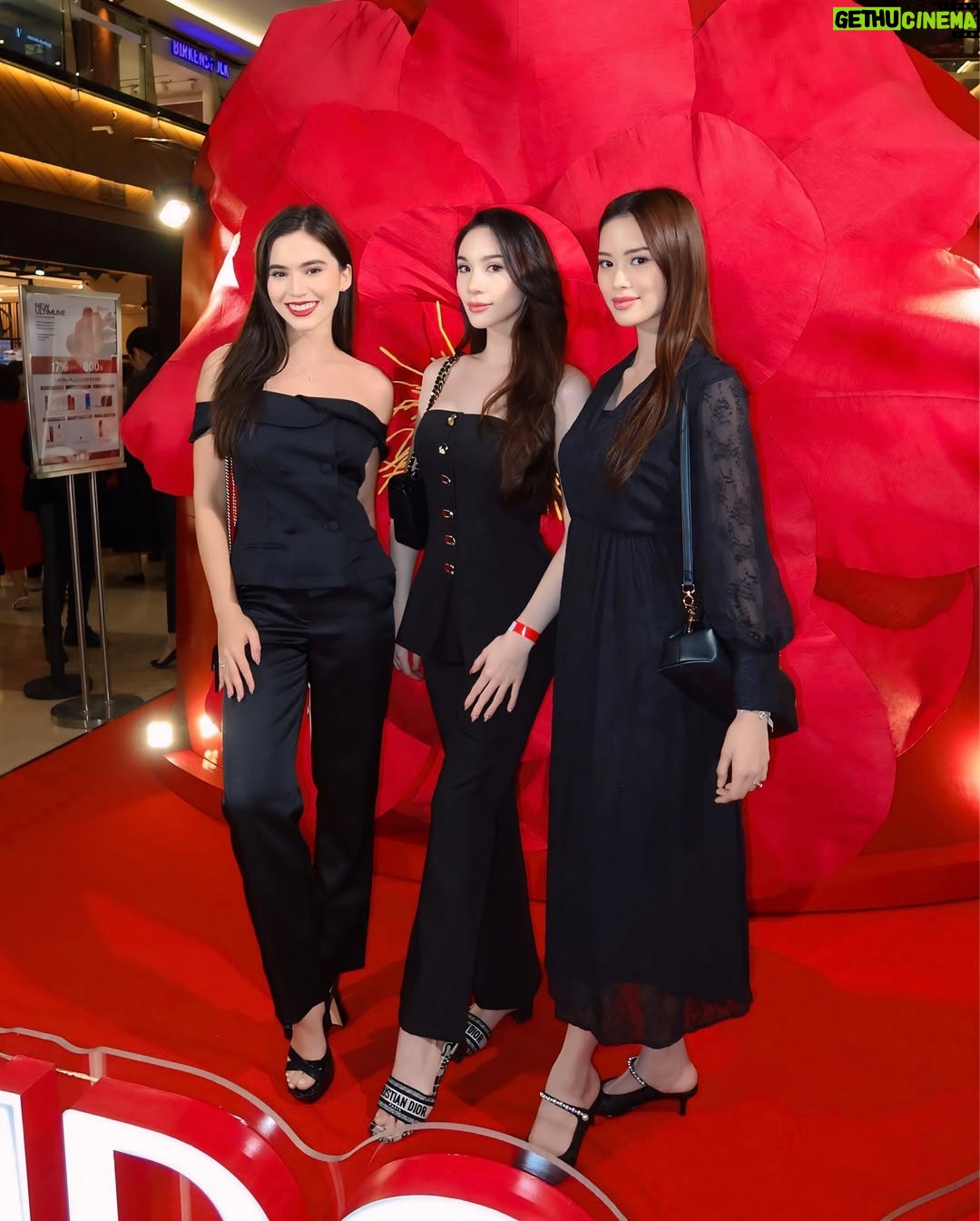 Melanie Berentz - 3.3K Likes - Celebrating the launch of the NEW Ultimune Power Infusing Serum 4.0 ♥️ Love how @shiseido_indonesia continues to innovate and empower us to achieve freedom from age!
📍 Atrium Pondok Indah Mall 2
#Shiseido #ShiseidoUltimune #FreedomFromAge