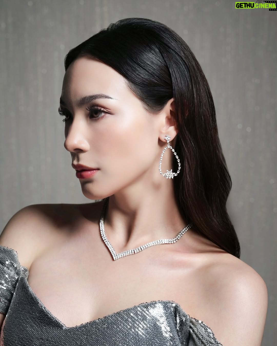 Melanie Berentz - 3 Likes - Turning pages and turning heads ❄️
Radiate elegance this holiday season with a touch of luxury. These dazzling diamond earrings, delicately shaped into teardrop perfection, pair effortlessly with the sleek, V-shaped diamond necklace to create a look of timeless sophistication. The sparkling details catch the light with every move, perfect for festive gatherings and glamorous evenings. Shine brighter than ever and let your holiday vibe sparkle with grace and style.
Muse : @melanieberentz
Dress : @valenciavivi
Photographer : @snap.nuel
Makeup Artist : @kunsoomakeupartist
Discover more info about diamond, please contact our team :
62 816-888-655 (Hui)
62 815-1799-9944 (Mike)
#DiamondElegance #TimelessJewelry #SparkleEveryday #LuxuryRings #ShineBright #PuteriIndonesia #MelanieBerentz #ChristmasGlam