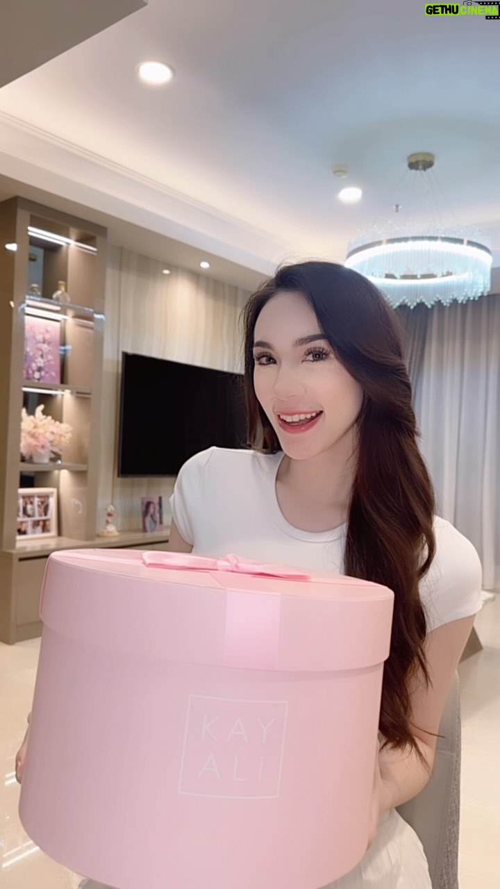 Melanie Berentz - 3 Likes - This combo Is LITERALLY me in a bottle! 💘
@kayali fragrances, the sister brand of @hudabeauty which crafts unique, personalized fragrances by layering different scents that lasts all day. My two favorites at the moment are:
Yum Boujee Marshmallow | 81 🍓🩷
Yum Pistachio Gelato | 33 🍨💚
Sweet, addictive and sooo delicious! Makes me feel like a treat, be careful it’s addictive 😉🚨
Now available at your nearest @sephoraidn store
@luxasia.idn @monakattan
#kayali #kayaliperfume #yumboujeemarshmallow #yumpistachiogelato #sephora #perfume