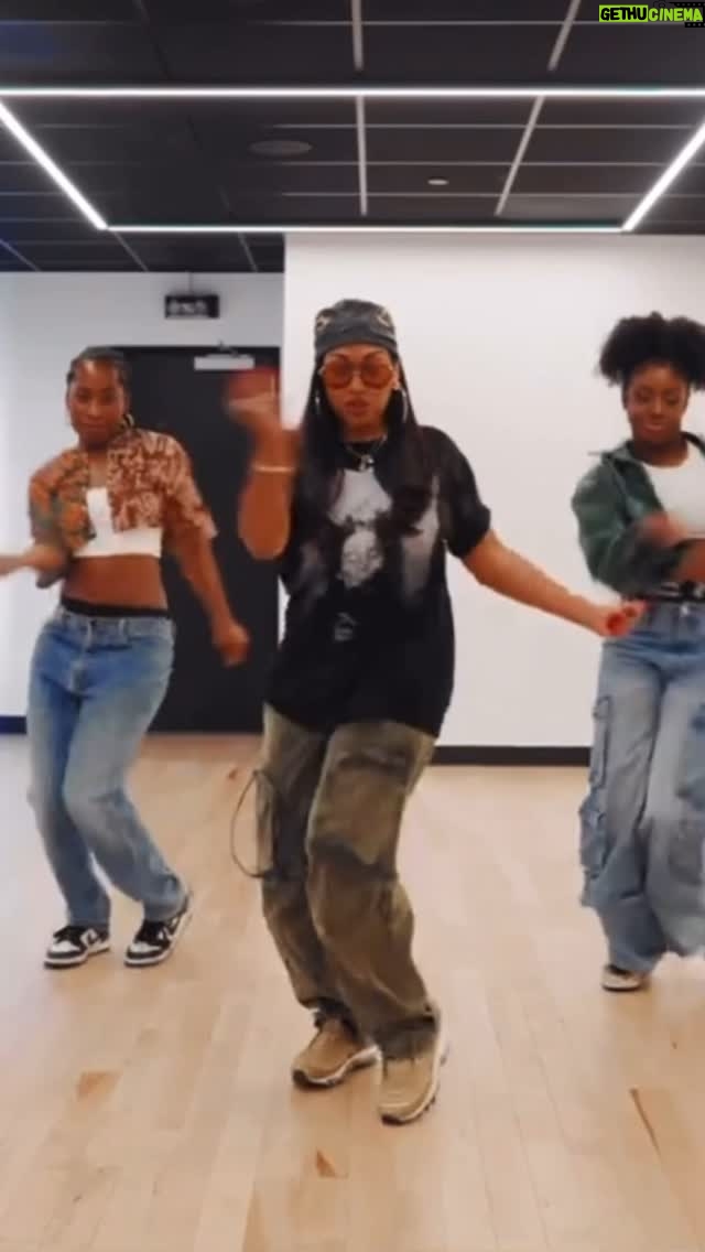 Melanie Fiona - 10K Likes - A likkle 8-count for the Lovers 💃🏾 #loversrockshuffle #iChooseYou #SayYes
💜 ‘Say Yes’ The EP- OUT THIS FRIDAY
S/o to the dance squad @missmyrosia @roroswagg
🎥 @jmlakl
Y’all ready to hit this on the tour?!??