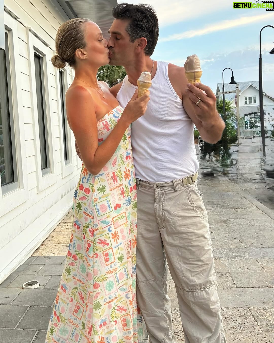 Melissa Ordway - 5.4K Likes - Sandy toes and sun-kissed noses 💛 @jmichaelgaston
Dress: @marshalls
Swim and coverup: @targetstyle @target