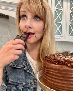 Actress Melissa Rauch HD Photos and Wallpapers March 2025