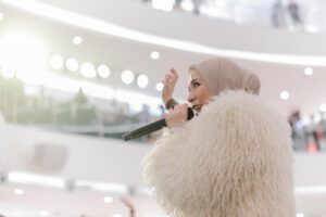 Melly Goeslaw Instagram - Jumat kemarin sama @potretofficial 
Midnight sale @senayancityjkt 
•
📷 @fotokonser 
Hijab do @mayrariarty 
•
#potretband