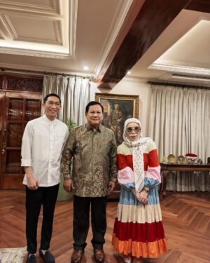 Melly Goeslaw Instagram - Malam Takbiran 
•
Alhamdulillah 
•
Idul Fitri pertama setelah bapak jadi presiden.
Tidak ada yang berubah sedikitpun, tetap humble dan hangat pada kami semua 
•
Alhamdulillaah 
•
#alhamdulillah 
#allahumabarik