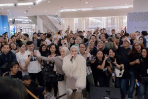 Melly Goeslaw Instagram - Jumat kemarin sama @potretofficial 
Midnight sale @senayancityjkt 
•
📷 @fotokonser 
Hijab do @mayrariarty 
•
#potretband