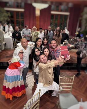 Melly Goeslaw Instagram - Malam Takbiran 
•
Alhamdulillah 
•
Idul Fitri pertama setelah bapak jadi presiden.
Tidak ada yang berubah sedikitpun, tetap humble dan hangat pada kami semua 
•
Alhamdulillaah 
•
#alhamdulillah 
#allahumabarik