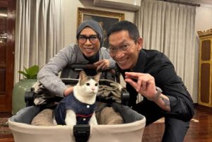 Melly Goeslaw Instagram - Alhamdulillaah melewati malam pergantian tahun bersama bapak Presiden RI kebanggaan kami semua , bisa bermain main dengan Bobby , terimakasih 🙏🏻
•
Mengawali hari pertama di tahun 2025 sekaligus hari pertama di bulan Rajab , dengan penuh syukur 🙏🏻
•
#mellygoeslaw
#MG
#Alhamdulillah 
#allahumabarik