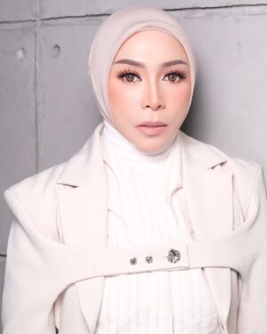 Melly Goeslaw Instagram - MELLY GOESLAW ✨

Makeup Dhirman Putra 
Styled @wanda_haraa 
Hijab stylist @mayrariarty 
Lashes @artisanpro