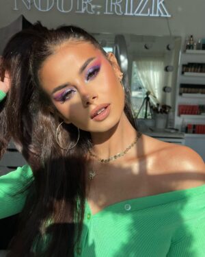 Menna Arafa Instagram - صحابي بيقولوا اني في اللوك دا طالعه شبه selena gomez 😂🤍
انتوا ايه رايكوا ؟
..
Makeup by the talented @makeupbynrizk ❤️