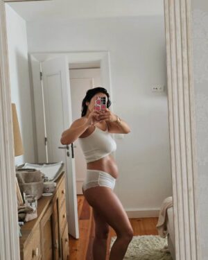 Mia Rose Instagram - 1 semana pós parto, sem filtros.
Com o Mateus já tinha sentido o falacioso que é glamorizar esta fase. Acredito que há mulheres com experiências quase perfeitas (espero mesmo que sim). Por aqui não é o caso ✌🏻 O meu corpo está a ressentir os 9 meses de gestação e o processo do nascimento do meu filho, como podem ver ainda pouco foi ao sítio, o que é suuuper normal.  Porque esta fase tem tanto de bonito como de difícil. E a minha cabeça também ressente, às vezes mais que o corpo até. Confesso que não é uma fase muuuuito prazerosa para mim. Estou mais do que apaixonada pelo meu Tico e a explodir de amor por todos os lados, mas dói-me o corpo, estou exausta a todos os níveis e a minha cabeça, movida também muito pelas hormonas, não me dá descanso. Acho que chorei todos os dias desde que tive o meu bebé, às vezes sem razão aparente. E por saber o quão difícil foi com o nascimento do Mateus, desta vez também acrescenta o medo de ser igual ou parecido à primeira experiência - racionalmente sei que são situações, experiências e alturas da vida diferentes, mas tentem lá explicar isso ao emocional também 😂 Mas se há algo que quero fazer de diferente, é ser mais transparente convosco em relação a este meu processo. Na altura ajudou-me ver outras mulheres a falarem das suas experiências difíceis, por isso se ajudar uma pessoa que seja a não se sentir tão sozinha com estas minhas partilhas, já valeu a pena. Estamos juntas, mães 🫶🏻 Sejam gentis convosco nesta fase, porque, damn, as hormonas dão cabo de nós!