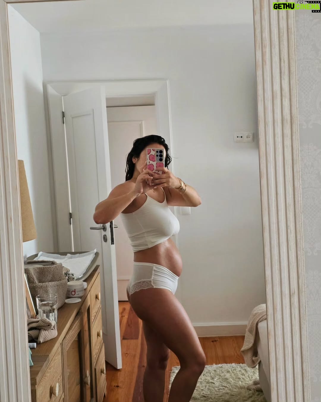 Mia Rose - 29.3K Likes - 1 semana pós parto, sem filtros.
Com o Mateus já tinha sentido o falacioso que é glamorizar esta fase. Acredito que há mulheres com experiências quase perfeitas (espero mesmo que sim). Por aqui não é o caso ✌🏻 O meu corpo está a ressentir os 9 meses de gestação e o processo do nascimento do meu filho, como podem ver ainda pouco foi ao sítio, o que é suuuper normal. Porque esta fase tem tanto de bonito como de difícil. E a minha cabeça também ressente, às vezes mais que o corpo até. Confesso que não é uma fase muuuuito prazerosa para mim. Estou mais do que apaixonada pelo meu Tico e a explodir de amor por todos os lados, mas dói-me o corpo, estou exausta a todos os níveis e a minha cabeça, movida também muito pelas hormonas, não me dá descanso. Acho que chorei todos os dias desde que tive o meu bebé, às vezes sem razão aparente. E por saber o quão difícil foi com o nascimento do Mateus, desta vez também acrescenta o medo de ser igual ou parecido à primeira experiência - racionalmente sei que são situações, experiências e alturas da vida diferentes, mas tentem lá explicar isso ao emocional também 😂 Mas se há algo que quero fazer de diferente, é ser mais transparente convosco em relação a este meu processo. Na altura ajudou-me ver outras mulheres a falarem das suas experiências difíceis, por isso se ajudar uma pessoa que seja a não se sentir tão sozinha com estas minhas partilhas, já valeu a pena. Estamos juntas, mães 🫶🏻 Sejam gentis convosco nesta fase, porque, damn, as hormonas dão cabo de nós!