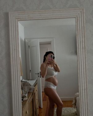 Mia Rose Instagram - 1 semana pós parto, sem filtros.
Com o Mateus já tinha sentido o falacioso que é glamorizar esta fase. Acredito que há mulheres com experiências quase perfeitas (espero mesmo que sim). Por aqui não é o caso ✌🏻 O meu corpo está a ressentir os 9 meses de gestação e o processo do nascimento do meu filho, como podem ver ainda pouco foi ao sítio, o que é suuuper normal.  Porque esta fase tem tanto de bonito como de difícil. E a minha cabeça também ressente, às vezes mais que o corpo até. Confesso que não é uma fase muuuuito prazerosa para mim. Estou mais do que apaixonada pelo meu Tico e a explodir de amor por todos os lados, mas dói-me o corpo, estou exausta a todos os níveis e a minha cabeça, movida também muito pelas hormonas, não me dá descanso. Acho que chorei todos os dias desde que tive o meu bebé, às vezes sem razão aparente. E por saber o quão difícil foi com o nascimento do Mateus, desta vez também acrescenta o medo de ser igual ou parecido à primeira experiência - racionalmente sei que são situações, experiências e alturas da vida diferentes, mas tentem lá explicar isso ao emocional também 😂 Mas se há algo que quero fazer de diferente, é ser mais transparente convosco em relação a este meu processo. Na altura ajudou-me ver outras mulheres a falarem das suas experiências difíceis, por isso se ajudar uma pessoa que seja a não se sentir tão sozinha com estas minhas partilhas, já valeu a pena. Estamos juntas, mães 🫶🏻 Sejam gentis convosco nesta fase, porque, damn, as hormonas dão cabo de nós!