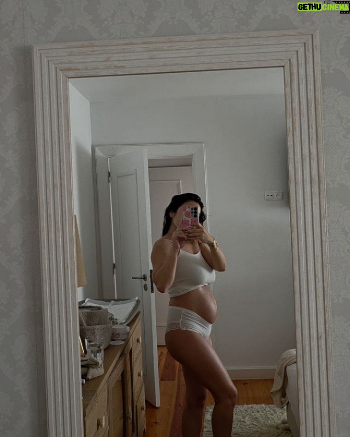 Mia Rose - 29.3K Likes - 1 semana pós parto, sem filtros.
Com o Mateus já tinha sentido o falacioso que é glamorizar esta fase. Acredito que há mulheres com experiências quase perfeitas (espero mesmo que sim). Por aqui não é o caso ✌🏻 O meu corpo está a ressentir os 9 meses de gestação e o processo do nascimento do meu filho, como podem ver ainda pouco foi ao sítio, o que é suuuper normal. Porque esta fase tem tanto de bonito como de difícil. E a minha cabeça também ressente, às vezes mais que o corpo até. Confesso que não é uma fase muuuuito prazerosa para mim. Estou mais do que apaixonada pelo meu Tico e a explodir de amor por todos os lados, mas dói-me o corpo, estou exausta a todos os níveis e a minha cabeça, movida também muito pelas hormonas, não me dá descanso. Acho que chorei todos os dias desde que tive o meu bebé, às vezes sem razão aparente. E por saber o quão difícil foi com o nascimento do Mateus, desta vez também acrescenta o medo de ser igual ou parecido à primeira experiência - racionalmente sei que são situações, experiências e alturas da vida diferentes, mas tentem lá explicar isso ao emocional também 😂 Mas se há algo que quero fazer de diferente, é ser mais transparente convosco em relação a este meu processo. Na altura ajudou-me ver outras mulheres a falarem das suas experiências difíceis, por isso se ajudar uma pessoa que seja a não se sentir tão sozinha com estas minhas partilhas, já valeu a pena. Estamos juntas, mães 🫶🏻 Sejam gentis convosco nesta fase, porque, damn, as hormonas dão cabo de nós!