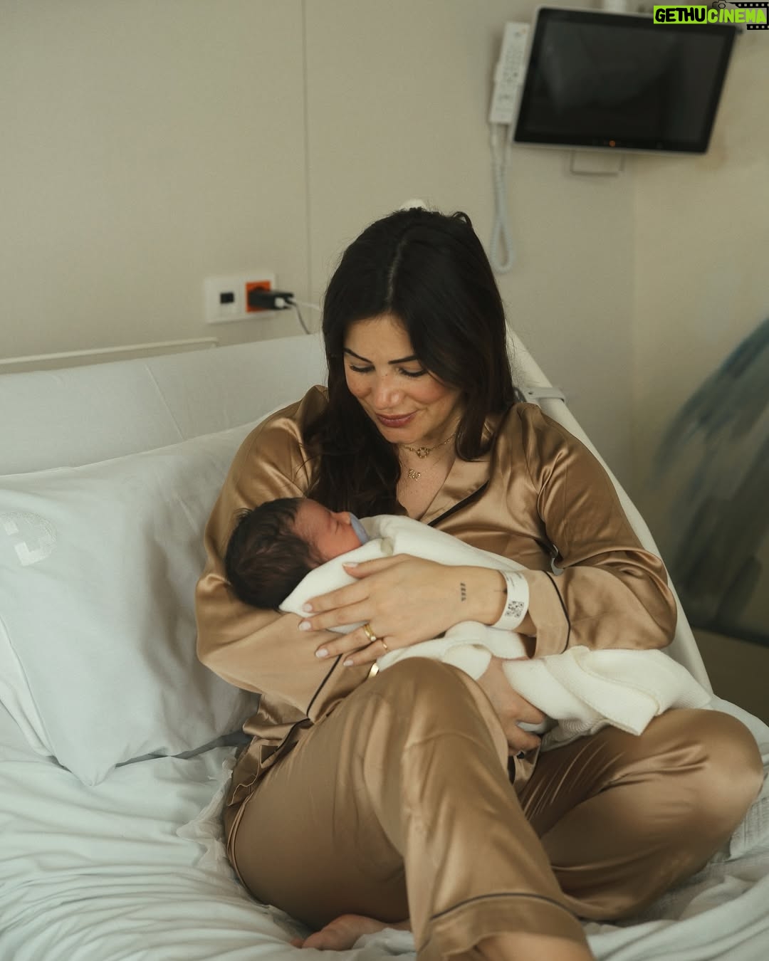 Mia Rose - 47.2K Likes - Alguns momentos de uma das experiências mais bonitas de sempre. Quero acima de tudo agradecer a toda a equipa que nos acompanhou, repleta de profissionais exemplares que me fizeram sentir tão segura ao longo de todo o processo. Obrigada Mónica, Diana, Joana, Dra Inês e Dr Luís. De coração.
E obrigada por tudo, Dra Susana. Mesmo. A obstetra de sonho para qualquer grávida! Tão feliz de a ter conhecido.
E a todo o staff que tomou conta de nós nestes primeiros dias: obrigada pelo cuidado, paciência e por todos os sorrisos que tornaram este processo mais fácil e ainda mais bonito. You were our village!
Nosso Tico, está na hora de ir para casa ✨🫶🏻