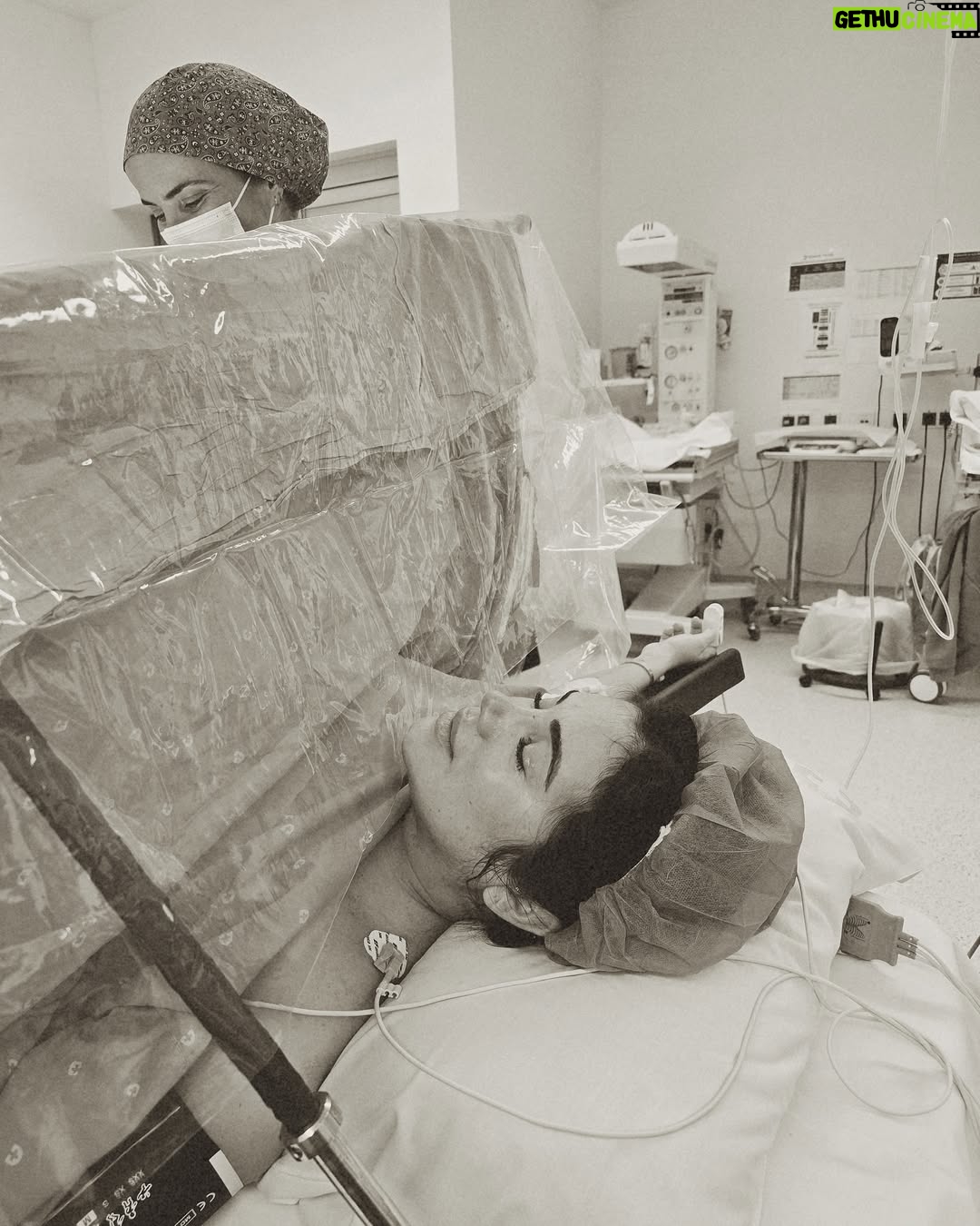 Mia Rose - 47.2K Likes - Alguns momentos de uma das experiências mais bonitas de sempre. Quero acima de tudo agradecer a toda a equipa que nos acompanhou, repleta de profissionais exemplares que me fizeram sentir tão segura ao longo de todo o processo. Obrigada Mónica, Diana, Joana, Dra Inês e Dr Luís. De coração.
E obrigada por tudo, Dra Susana. Mesmo. A obstetra de sonho para qualquer grávida! Tão feliz de a ter conhecido.
E a todo o staff que tomou conta de nós nestes primeiros dias: obrigada pelo cuidado, paciência e por todos os sorrisos que tornaram este processo mais fácil e ainda mais bonito. You were our village!
Nosso Tico, está na hora de ir para casa ✨🫶🏻
