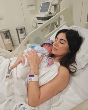 Mia Rose Instagram - Alguns momentos de uma das experiências mais bonitas de sempre. Quero acima de tudo agradecer a toda a equipa que nos acompanhou, repleta de profissionais exemplares que me fizeram sentir tão segura ao longo de todo o processo. Obrigada Mónica, Diana, Joana, Dra Inês e Dr Luís. De coração. 

E obrigada por tudo, Dra Susana. Mesmo. A obstetra de sonho para qualquer grávida! Tão feliz de a ter conhecido.

 E a todo o staff que tomou conta de nós nestes primeiros dias: obrigada pelo cuidado, paciência e por todos os sorrisos que tornaram este processo mais fácil e ainda mais bonito. You were our village! 
Nosso Tico, está na hora de ir para casa ✨🫶🏻