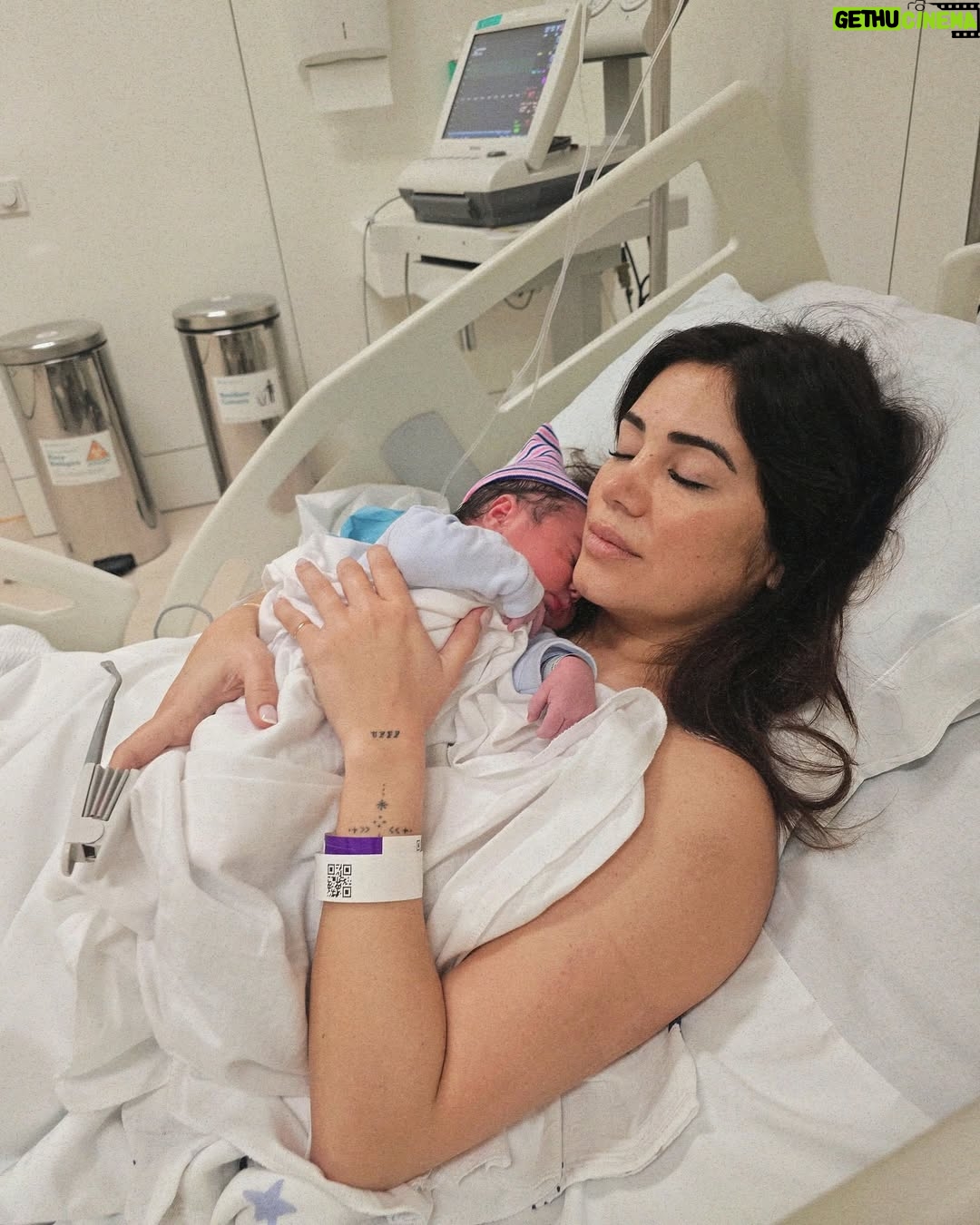 Mia Rose - 47.2K Likes - Alguns momentos de uma das experiências mais bonitas de sempre. Quero acima de tudo agradecer a toda a equipa que nos acompanhou, repleta de profissionais exemplares que me fizeram sentir tão segura ao longo de todo o processo. Obrigada Mónica, Diana, Joana, Dra Inês e Dr Luís. De coração.
E obrigada por tudo, Dra Susana. Mesmo. A obstetra de sonho para qualquer grávida! Tão feliz de a ter conhecido.
E a todo o staff que tomou conta de nós nestes primeiros dias: obrigada pelo cuidado, paciência e por todos os sorrisos que tornaram este processo mais fácil e ainda mais bonito. You were our village!
Nosso Tico, está na hora de ir para casa ✨🫶🏻