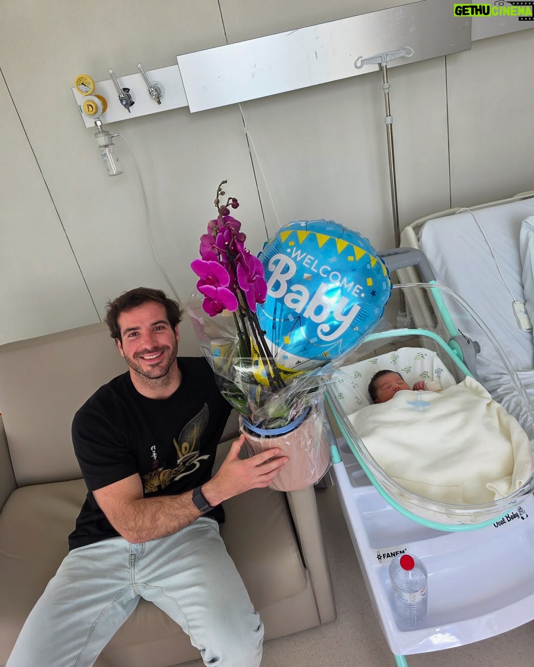 Mia Rose - 47.2K Likes - Alguns momentos de uma das experiências mais bonitas de sempre. Quero acima de tudo agradecer a toda a equipa que nos acompanhou, repleta de profissionais exemplares que me fizeram sentir tão segura ao longo de todo o processo. Obrigada Mónica, Diana, Joana, Dra Inês e Dr Luís. De coração.
E obrigada por tudo, Dra Susana. Mesmo. A obstetra de sonho para qualquer grávida! Tão feliz de a ter conhecido.
E a todo o staff que tomou conta de nós nestes primeiros dias: obrigada pelo cuidado, paciência e por todos os sorrisos que tornaram este processo mais fácil e ainda mais bonito. You were our village!
Nosso Tico, está na hora de ir para casa ✨🫶🏻