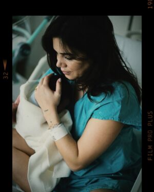 Mia Rose Instagram - Alguns momentos de uma das experiências mais bonitas de sempre. Quero acima de tudo agradecer a toda a equipa que nos acompanhou, repleta de profissionais exemplares que me fizeram sentir tão segura ao longo de todo o processo. Obrigada Mónica, Diana, Joana, Dra Inês e Dr Luís. De coração. 

E obrigada por tudo, Dra Susana. Mesmo. A obstetra de sonho para qualquer grávida! Tão feliz de a ter conhecido.

 E a todo o staff que tomou conta de nós nestes primeiros dias: obrigada pelo cuidado, paciência e por todos os sorrisos que tornaram este processo mais fácil e ainda mais bonito. You were our village! 
Nosso Tico, está na hora de ir para casa ✨🫶🏻