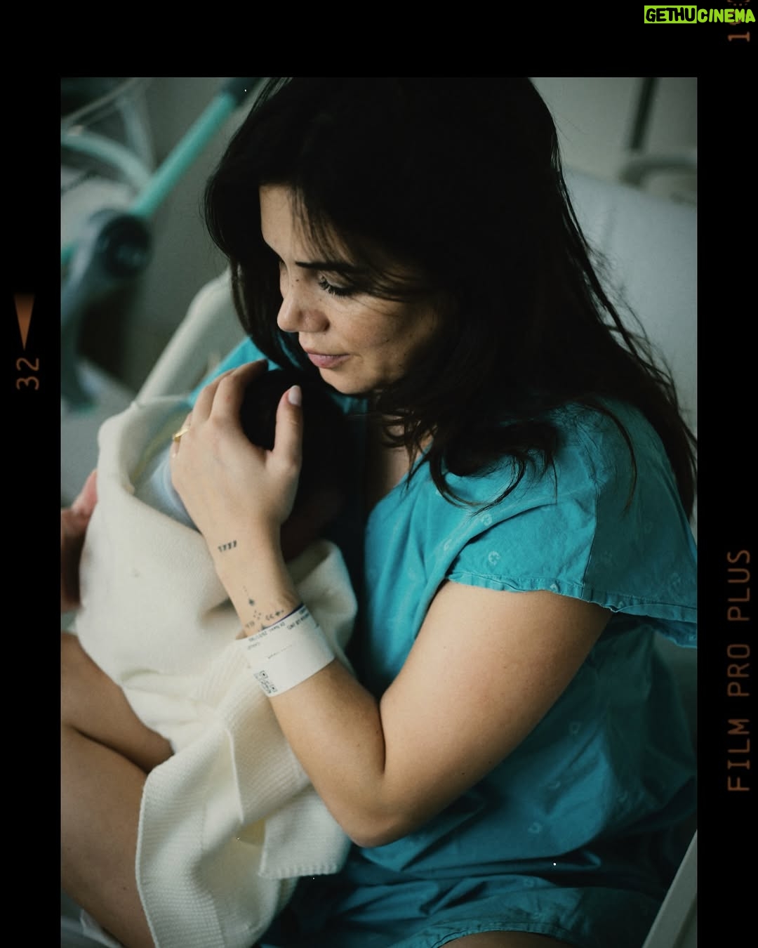 Mia Rose - 47.2K Likes - Alguns momentos de uma das experiências mais bonitas de sempre. Quero acima de tudo agradecer a toda a equipa que nos acompanhou, repleta de profissionais exemplares que me fizeram sentir tão segura ao longo de todo o processo. Obrigada Mónica, Diana, Joana, Dra Inês e Dr Luís. De coração.
E obrigada por tudo, Dra Susana. Mesmo. A obstetra de sonho para qualquer grávida! Tão feliz de a ter conhecido.
E a todo o staff que tomou conta de nós nestes primeiros dias: obrigada pelo cuidado, paciência e por todos os sorrisos que tornaram este processo mais fácil e ainda mais bonito. You were our village!
Nosso Tico, está na hora de ir para casa ✨🫶🏻