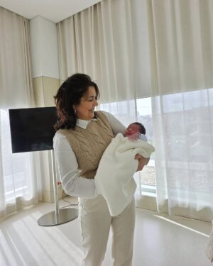 Mia Rose Instagram - Alguns momentos de uma das experiências mais bonitas de sempre. Quero acima de tudo agradecer a toda a equipa que nos acompanhou, repleta de profissionais exemplares que me fizeram sentir tão segura ao longo de todo o processo. Obrigada Mónica, Diana, Joana, Dra Inês e Dr Luís. De coração. 

E obrigada por tudo, Dra Susana. Mesmo. A obstetra de sonho para qualquer grávida! Tão feliz de a ter conhecido.

 E a todo o staff que tomou conta de nós nestes primeiros dias: obrigada pelo cuidado, paciência e por todos os sorrisos que tornaram este processo mais fácil e ainda mais bonito. You were our village! 
Nosso Tico, está na hora de ir para casa ✨🫶🏻
