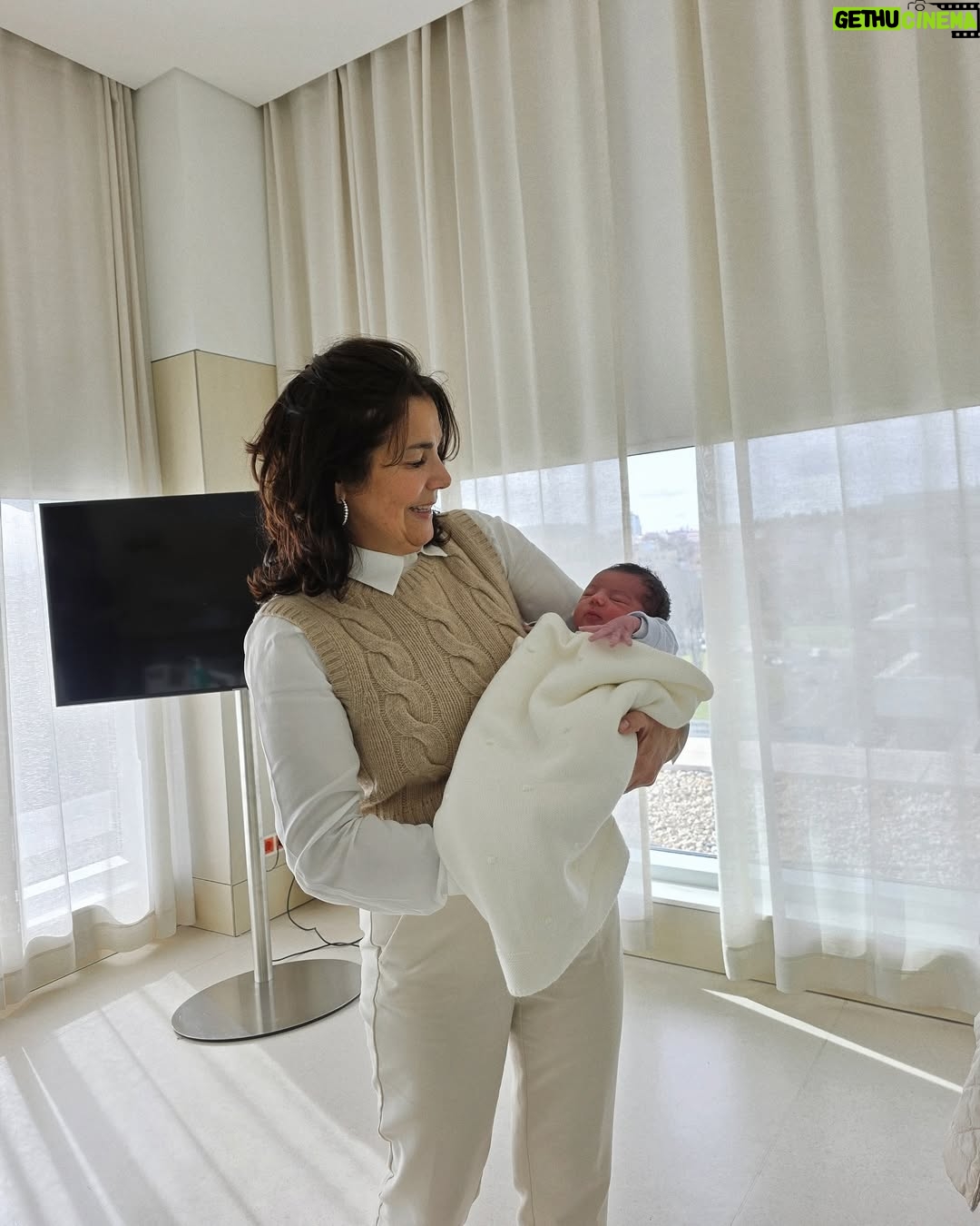 Mia Rose - 47.2K Likes - Alguns momentos de uma das experiências mais bonitas de sempre. Quero acima de tudo agradecer a toda a equipa que nos acompanhou, repleta de profissionais exemplares que me fizeram sentir tão segura ao longo de todo o processo. Obrigada Mónica, Diana, Joana, Dra Inês e Dr Luís. De coração.
E obrigada por tudo, Dra Susana. Mesmo. A obstetra de sonho para qualquer grávida! Tão feliz de a ter conhecido.
E a todo o staff que tomou conta de nós nestes primeiros dias: obrigada pelo cuidado, paciência e por todos os sorrisos que tornaram este processo mais fácil e ainda mais bonito. You were our village!
Nosso Tico, está na hora de ir para casa ✨🫶🏻