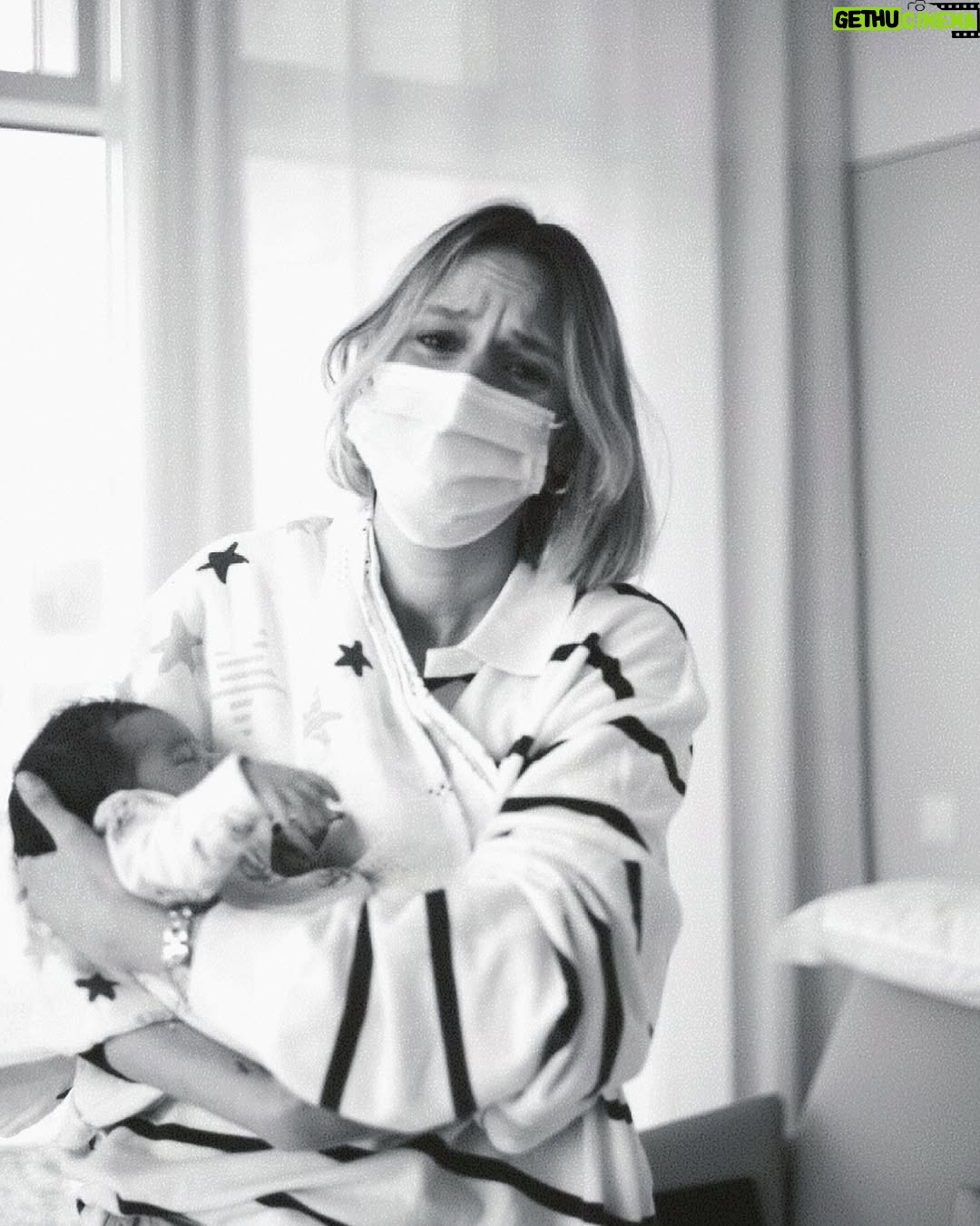 Mia Rose - 47.2K Likes - Alguns momentos de uma das experiências mais bonitas de sempre. Quero acima de tudo agradecer a toda a equipa que nos acompanhou, repleta de profissionais exemplares que me fizeram sentir tão segura ao longo de todo o processo. Obrigada Mónica, Diana, Joana, Dra Inês e Dr Luís. De coração.
E obrigada por tudo, Dra Susana. Mesmo. A obstetra de sonho para qualquer grávida! Tão feliz de a ter conhecido.
E a todo o staff que tomou conta de nós nestes primeiros dias: obrigada pelo cuidado, paciência e por todos os sorrisos que tornaram este processo mais fácil e ainda mais bonito. You were our village!
Nosso Tico, está na hora de ir para casa ✨🫶🏻