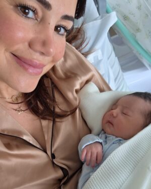 Mia Rose Instagram - Alguns momentos de uma das experiências mais bonitas de sempre. Quero acima de tudo agradecer a toda a equipa que nos acompanhou, repleta de profissionais exemplares que me fizeram sentir tão segura ao longo de todo o processo. Obrigada Mónica, Diana, Joana, Dra Inês e Dr Luís. De coração. 

E obrigada por tudo, Dra Susana. Mesmo. A obstetra de sonho para qualquer grávida! Tão feliz de a ter conhecido.

 E a todo o staff que tomou conta de nós nestes primeiros dias: obrigada pelo cuidado, paciência e por todos os sorrisos que tornaram este processo mais fácil e ainda mais bonito. You were our village! 
Nosso Tico, está na hora de ir para casa ✨🫶🏻