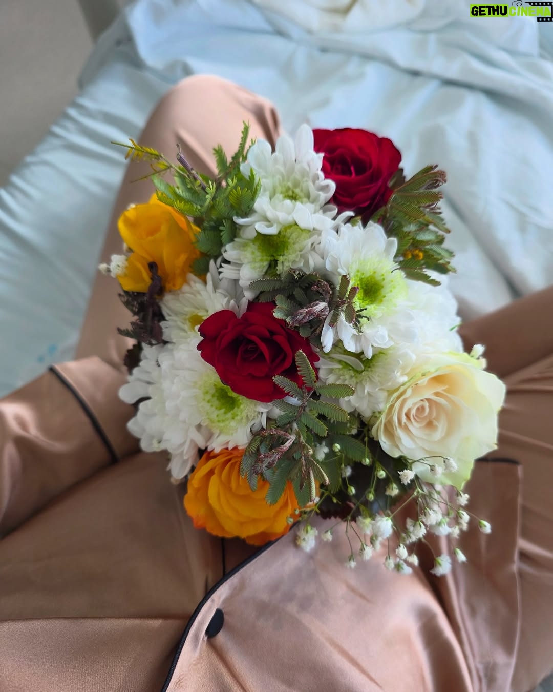 Mia Rose - 47.2K Likes - Alguns momentos de uma das experiências mais bonitas de sempre. Quero acima de tudo agradecer a toda a equipa que nos acompanhou, repleta de profissionais exemplares que me fizeram sentir tão segura ao longo de todo o processo. Obrigada Mónica, Diana, Joana, Dra Inês e Dr Luís. De coração.
E obrigada por tudo, Dra Susana. Mesmo. A obstetra de sonho para qualquer grávida! Tão feliz de a ter conhecido.
E a todo o staff que tomou conta de nós nestes primeiros dias: obrigada pelo cuidado, paciência e por todos os sorrisos que tornaram este processo mais fácil e ainda mais bonito. You were our village!
Nosso Tico, está na hora de ir para casa ✨🫶🏻
