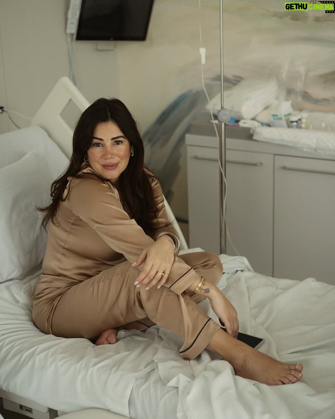Mia Rose - 47.2K Likes - Alguns momentos de uma das experiências mais bonitas de sempre. Quero acima de tudo agradecer a toda a equipa que nos acompanhou, repleta de profissionais exemplares que me fizeram sentir tão segura ao longo de todo o processo. Obrigada Mónica, Diana, Joana, Dra Inês e Dr Luís. De coração.
E obrigada por tudo, Dra Susana. Mesmo. A obstetra de sonho para qualquer grávida! Tão feliz de a ter conhecido.
E a todo o staff que tomou conta de nós nestes primeiros dias: obrigada pelo cuidado, paciência e por todos os sorrisos que tornaram este processo mais fácil e ainda mais bonito. You were our village!
Nosso Tico, está na hora de ir para casa ✨🫶🏻