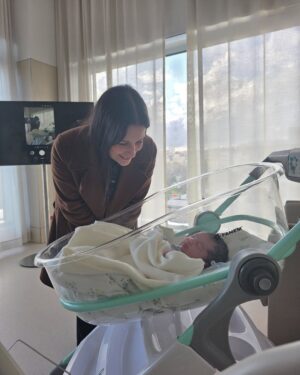 Mia Rose Instagram - Alguns momentos de uma das experiências mais bonitas de sempre. Quero acima de tudo agradecer a toda a equipa que nos acompanhou, repleta de profissionais exemplares que me fizeram sentir tão segura ao longo de todo o processo. Obrigada Mónica, Diana, Joana, Dra Inês e Dr Luís. De coração. 

E obrigada por tudo, Dra Susana. Mesmo. A obstetra de sonho para qualquer grávida! Tão feliz de a ter conhecido.

 E a todo o staff que tomou conta de nós nestes primeiros dias: obrigada pelo cuidado, paciência e por todos os sorrisos que tornaram este processo mais fácil e ainda mais bonito. You were our village! 
Nosso Tico, está na hora de ir para casa ✨🫶🏻