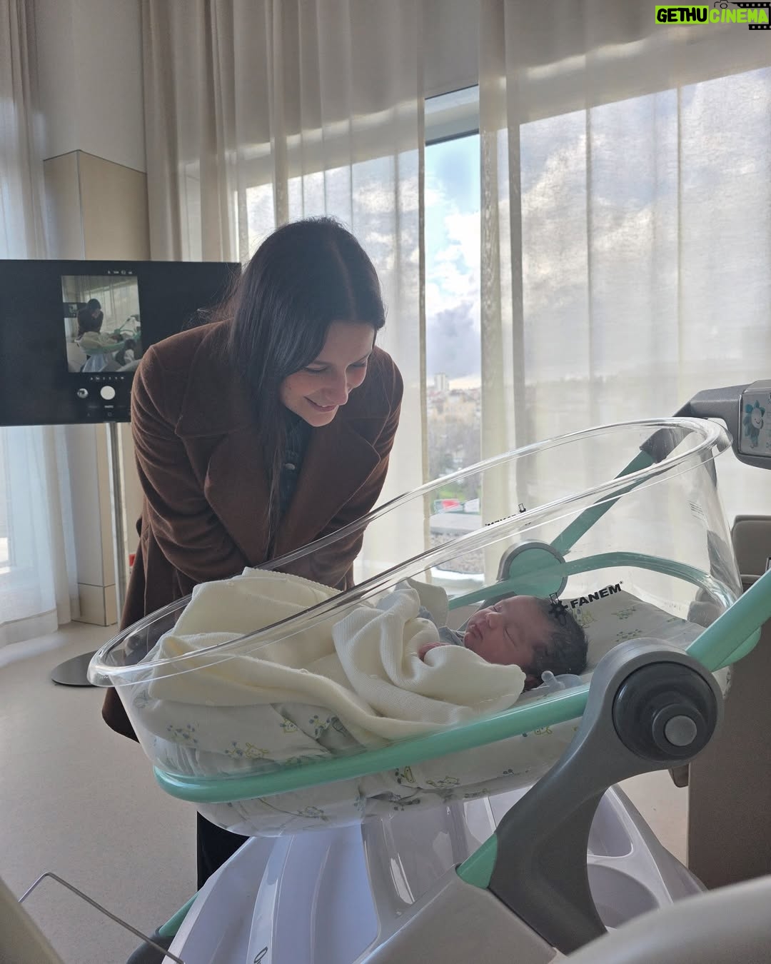 Mia Rose - 47.2K Likes - Alguns momentos de uma das experiências mais bonitas de sempre. Quero acima de tudo agradecer a toda a equipa que nos acompanhou, repleta de profissionais exemplares que me fizeram sentir tão segura ao longo de todo o processo. Obrigada Mónica, Diana, Joana, Dra Inês e Dr Luís. De coração.
E obrigada por tudo, Dra Susana. Mesmo. A obstetra de sonho para qualquer grávida! Tão feliz de a ter conhecido.
E a todo o staff que tomou conta de nós nestes primeiros dias: obrigada pelo cuidado, paciência e por todos os sorrisos que tornaram este processo mais fácil e ainda mais bonito. You were our village!
Nosso Tico, está na hora de ir para casa ✨🫶🏻