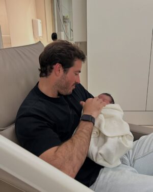 Mia Rose Instagram - Alguns momentos de uma das experiências mais bonitas de sempre. Quero acima de tudo agradecer a toda a equipa que nos acompanhou, repleta de profissionais exemplares que me fizeram sentir tão segura ao longo de todo o processo. Obrigada Mónica, Diana, Joana, Dra Inês e Dr Luís. De coração. 

E obrigada por tudo, Dra Susana. Mesmo. A obstetra de sonho para qualquer grávida! Tão feliz de a ter conhecido.

 E a todo o staff que tomou conta de nós nestes primeiros dias: obrigada pelo cuidado, paciência e por todos os sorrisos que tornaram este processo mais fácil e ainda mais bonito. You were our village! 
Nosso Tico, está na hora de ir para casa ✨🫶🏻