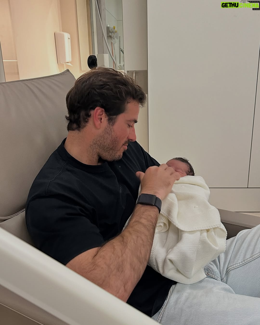 Mia Rose - 47.2K Likes - Alguns momentos de uma das experiências mais bonitas de sempre. Quero acima de tudo agradecer a toda a equipa que nos acompanhou, repleta de profissionais exemplares que me fizeram sentir tão segura ao longo de todo o processo. Obrigada Mónica, Diana, Joana, Dra Inês e Dr Luís. De coração.
E obrigada por tudo, Dra Susana. Mesmo. A obstetra de sonho para qualquer grávida! Tão feliz de a ter conhecido.
E a todo o staff que tomou conta de nós nestes primeiros dias: obrigada pelo cuidado, paciência e por todos os sorrisos que tornaram este processo mais fácil e ainda mais bonito. You were our village!
Nosso Tico, está na hora de ir para casa ✨🫶🏻
