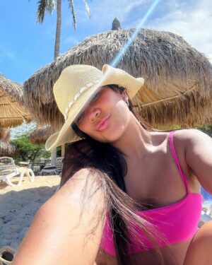 Michela Pincay Instagram - Una negrita en Aruba 🏝️
.
.
P.d. El niñito arruinando mi video es igualito a Ale de bebé 🏝️✈️✨⛵️🤍