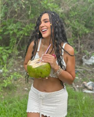 Michela Pincay Instagram - Un coquito pa comenzar el día 🥥🌴